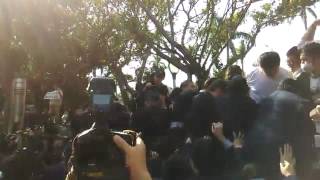 20161226立法院婚姻平權修法審查-反同團體聚集中山南路-反同民眾不斷翻入立院-蘇仲泓攝