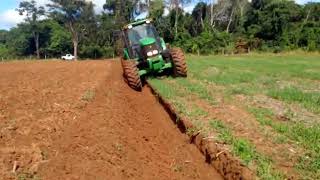 Preparo de solo reforma de pastagem com trator John Deere 6180 com arado reversível