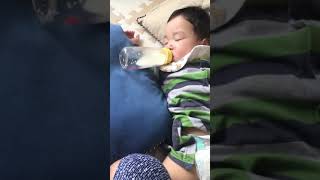 ミルクを飲む双子の赤ちゃんtwin babies drinking milk