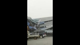 巴生周一午狂风暴雨吹走屋瓦、大树和广告牌倒下、锌片乱飞吓坏人