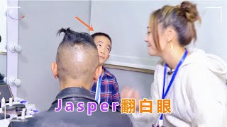 Jasper见应采儿亲陈小春秒变脸，甜笑转撇嘴黑脸，一个白眼翻上天