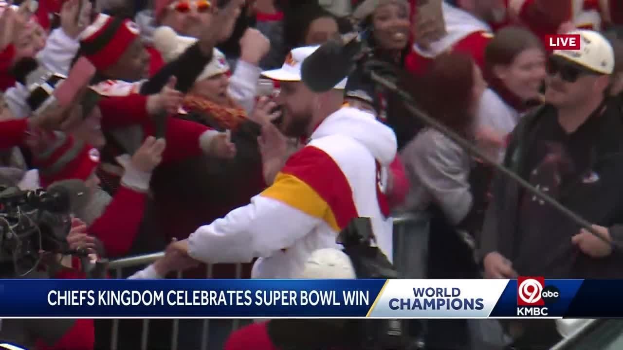 Chiefs Tight End Travis Kelce Greets Fans, Signs Autographs At Parade ...