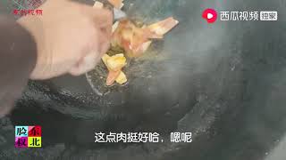 五花肉、冻豆腐，炖酸菜吃不够；农民家、脆萝卜，蘸酱吃不咳嗽！