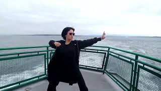 迎风而上 practice Qigong on the ferry with the wind