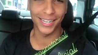 Deyverson no carro cantando