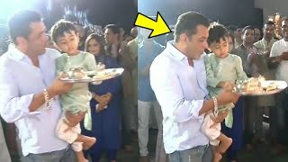 Salman Khan looks so cute trying to teach his Nephew Aahil doing Aarti at Ganpati Visarjan ||