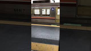 阪急 茨木市駅🚉にて 快速急行 京都河原町行1300系1407F SDGsトレインラッピング車 ドア閉めまでの様子