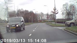 Dashcam: Aso buschauffeur Syntus Overijssel neemt voorrang