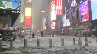 タイムズスクエアに積もる雪　米国/ニューヨーク　2022年1月28日（現地）