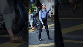 杭州最标准，最流畅的交通指挥动作，应该属于刘畅警官 #警察 #police