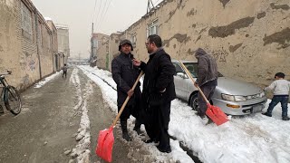 بعداز سفر ایران رفتیم برف پاکی خانه کاکایونس آیا کاکا یونس وفات کرده خوشی ما که به غم تبدیل شد