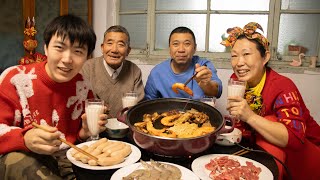 Northeast people celebrate the New Year, sit on the kang, fry prawns and eat barbecue