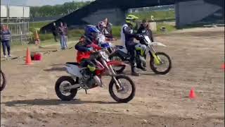 Remmen met de crossmotor