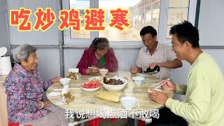 东北连雨天大降温 一家人躲屋里避寒 二条下厨做炒鸡温暖全家