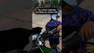 Un enfant maltraite ma Moto en centre-ville