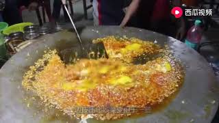 印度街头小吃美食 - 小伙子街头卖“黄金蛋炒饭”，1份只要5元，食客：好吃不贵