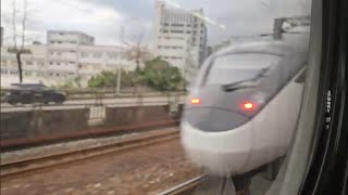 432次樹林發車開往新左營的EMU3000型十二輛編組EMU3007皮蛋豆腐騰雲號紅色帶新城際自強號列車，和1194次竹南發車經由宜蘭線開往瑞芳的銀綠色微笑號EMU900型十輛一編組EMU928區間車