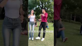 21岁的美女从新喜欢唱歌，在户外唱歌，引得全城的人围观，太棒了！#户外唱歌 #现场实拍 #真情演绎 #花轿里的人 #人山人海太热闹了#shorts