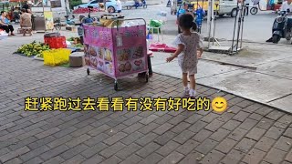 家里有一个摆摊卖寿司和饭团的妈妈，没想到小孩一放学是这样的