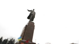 Xarkov nümayişçiləri: Lenin heykəlini sökməyə qoymayacağıq