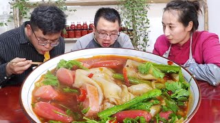 Sister Chun made spicy hot pot noodles, and the two brothers enjoyed it