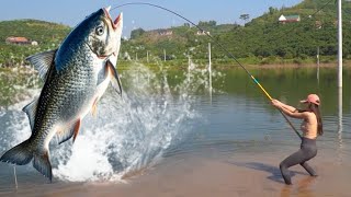 5人合力拉上大魚！美女在黑心老闆魚池釣魚，這下賺大了！ 【娜小娜愛釣魚】#釣魚 #fishing #drama #funny