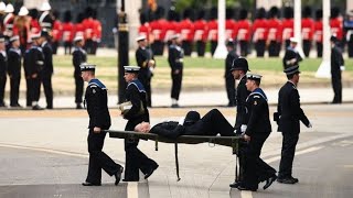 انهيار ضابط شرطة اثناء جنازة الملكة اليزابيث وحمله على نقالة