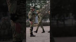 Momentul înmânării armei pentru un militar!