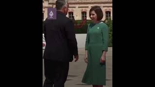 انحنى لتقبيل يدها لكنها رفضت.. رئيسة مولدوفا تُحرج رئيس الوزراء المجري