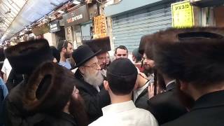 Jerusalem Chief Rabbi Stern spreads the 'Shabbos' word in Machane Yehuda