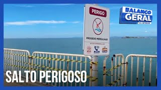 Pessoas continuam a nadar no emissário submarino em Rio das Ostras (RJ)