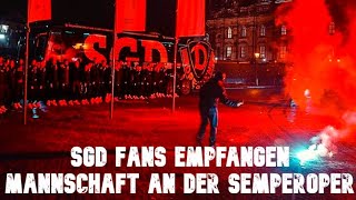 Erzgebirge Aue vs. SG Dynamo Dresden 12.12.2021 Sachsen Derby SGD Fans feiern Mannschaft Semperoper