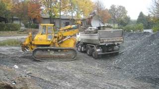 CATERPILLAR 977 loading a truck