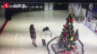 クリスマスの飾りつけの大きな雪だるまを堂々と盗んでいく女