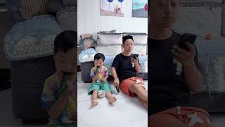 爸爸看手机入迷了，儿子整蛊一下给他点教训！#整蛊#测试#Cute baby#Cute#呆萌小米宝#聪明宝宝#萌娃