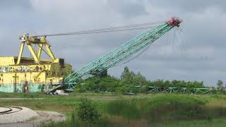 Demolition of a Sleeping Giant - Dropping the Mast on a Bucyrus Erie 2570W Walking Dragline