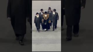 Satmar Rebbe R’ Zalmen Leib Enters The Kuf Alef Event in Barclays Center | האדמו”ר מסאטמאר כ”א כסלו