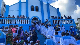 Anpil moun vini lapriyè nan pye Manman Immaculé Conception, pou mande sa yo bezwen