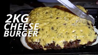 COOKING A 2KG CHEESE BURGER!