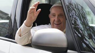 “Sigo vivo”: El papa Francisco bromea al salir del hospital