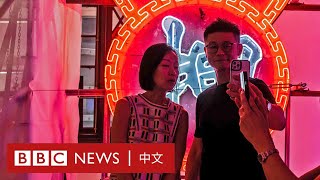 香港街頭霓虹招牌日漸消失  保護組織讓光影重現 － BBC News 中文