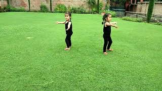 zaiba zainab dancing👯 in the rain🌧#barish#youtubeshorts #badal#twins 👭