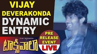 Vijay Deverakonda Dynamic Entry - Taxiwaala Pre Release Event -  Priyanka Jawalkar| TFCCLIVE