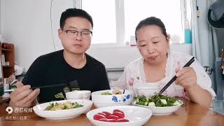 小赵菜园里摘菜，媳妇下厨炒，四个菜挺下饭！