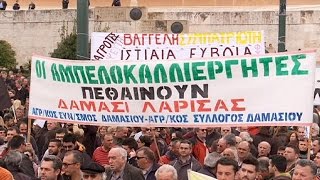 Афины: разгневанные фермеры не уходят с Синтагмы