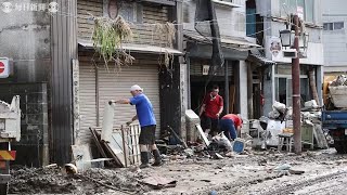 熊本豪雨　人吉市の市街地で土砂の除去作業