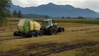 Rundballen Pressen mit John Deere im Moor, extrem