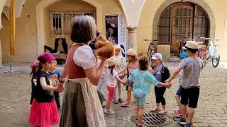 Wie süß ist das denn? 😍 Kindervolkstanz bei der Drachenjagd in der Klagenfurter Innenstadt.