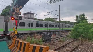 台鐵1208次EMU900型區間車經山線往基隆永豐路平交道通過