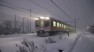 雪を巻き上げて進む信越本線 E129系 (新津付近）